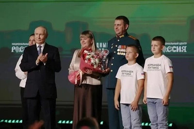 Владимир Путин наградил семью Пожярскас премией Народного фронта