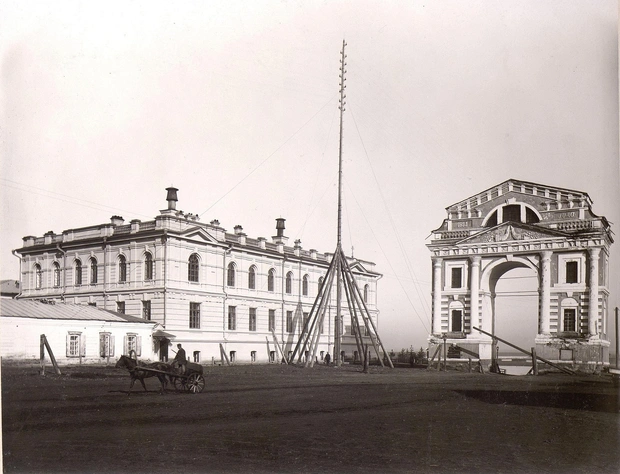 А ближе к Нижней Набережной с улицы Польских Повстанцев можно было повернуть к духовной семинарии и Московским воротам. Сейчас тоже можно, только теперь это не семинария, а отделение педагогического образования ИГУ, а ворота новые&nbsp;— 2011 года постройки. | Источник: Иван Булатов / Pastvu.com