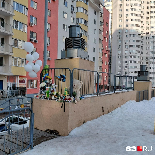 Стихийный мемориал на месте трагедии | Источник: Александра Исмайлова / 63.RU