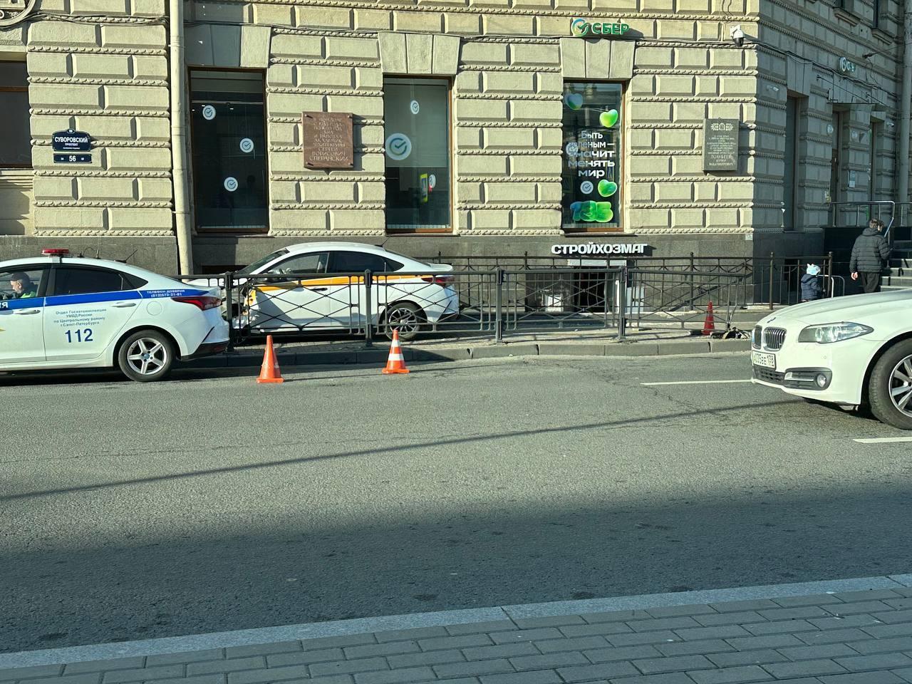 «Хендай» вылетел на тротуар на Суворовском и сбил пешехода
