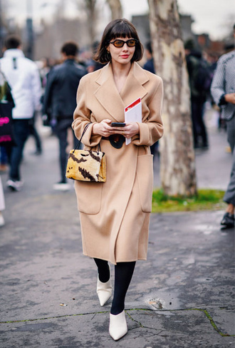 Где найти классическое бежевое пальто?