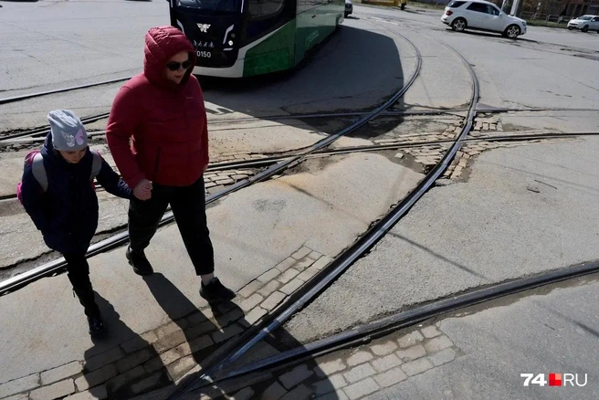 Выглядит так, словно дорожники на Труда не заглядывали очень давно | Источник: Наталья Лапцевич