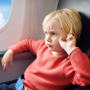 Никаких истерик: хитрый трюк, который поможет успокоить детей в самолете — это правда работает