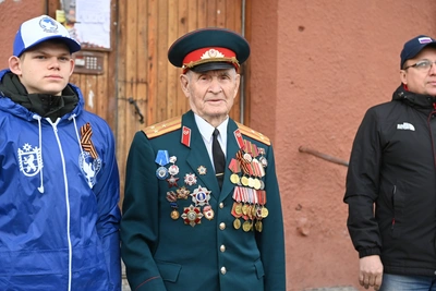 Сотрудники СК Карелии поздравили 100-летнего ветерана парадом