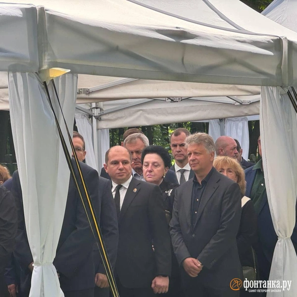 Между Михаилом Романовым и Максимом Соколовым — бывшая замглавы коминвеста и комитета по развитию туризма Петербурга Марианна Орджоникидзе | Источник: Ксения Клочкова / «Фонтанка.ру»
