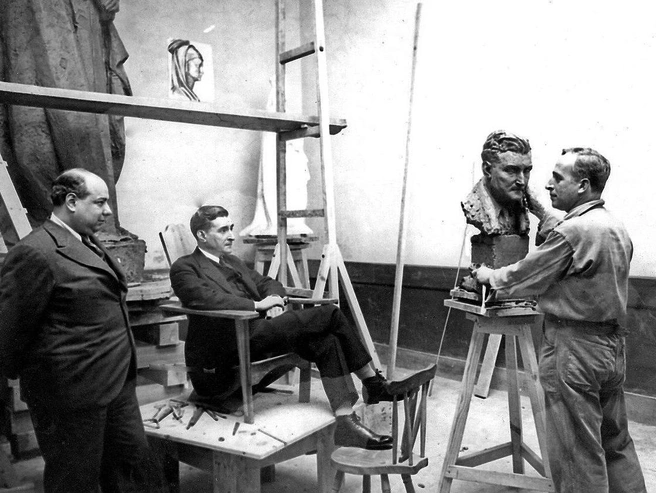 Салазар в 1936 году позирует для скульптора под бдительным оком Антониу Ферру | Источник: Wikimedia Commons