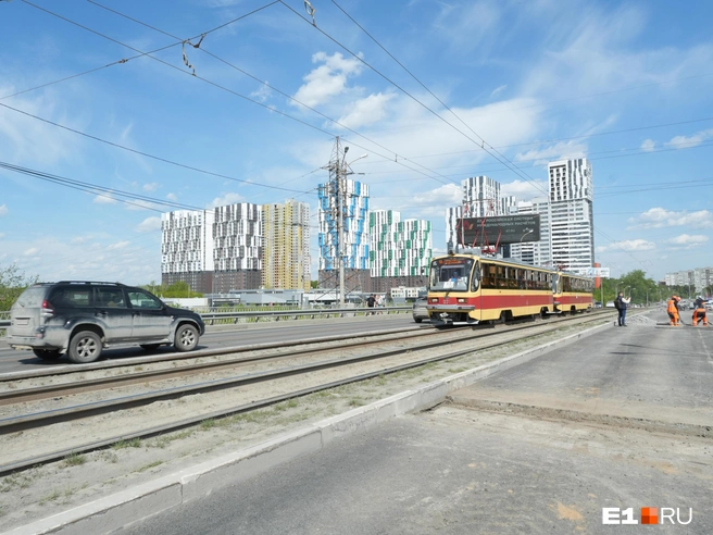 Сейчас половина моста закрыта, после завершения работ здесь закроют вторую сторону | Источник: Кирилл Кушнов / E1.RU