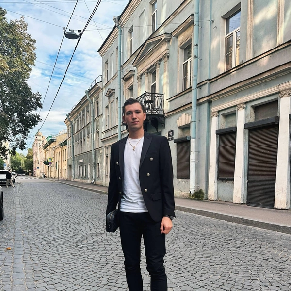 Судя по соцсетям, Александр любит фотографироваться на фоне красивой архитектуры | Источник: Александр Галлямов / t.me