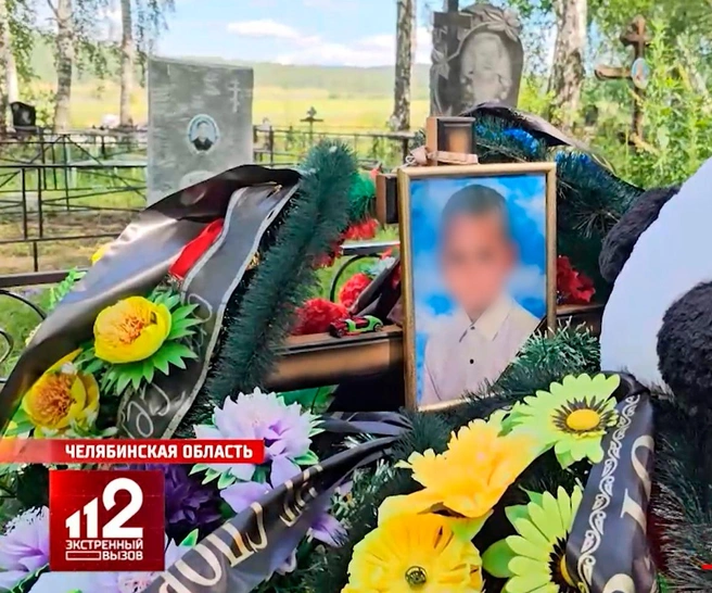 Погибший мальчик выбежал под колеса иномарки и погиб на месте | Источник: Рен-ТВ