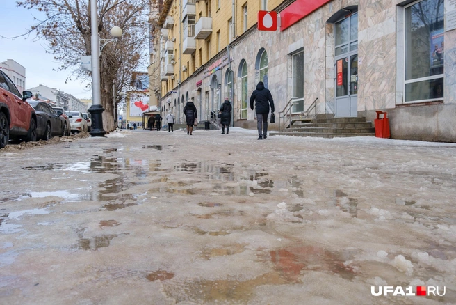 Такая жижа под ногами почти по всей улице Ленина. Чем ближе к гостиному двору, тем меньше | Источник: Булат Салихов