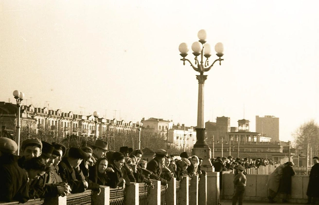 На заднем плане&nbsp;— деревянный речной вокзал. Его построили между Ленинградской и Некрасовской гораздо раньше первой очереди набережной, еще в 1936 году | Источник: фотофонд Самарского областного государственного архива социально-политической истории