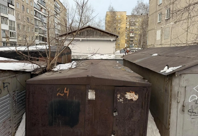 Мужчина самовольно протянул кабель от розетки на балконе своей квартиры к гаражу, чтобы провести туда свет | Источник: СУ СК РФ по Алтайскому краю / VK