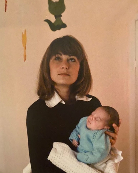 Герцогиня в пеленках: Кембриджи поделились редчайшими детскими снимками в честь Дня матери