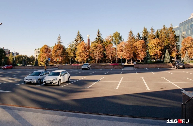 Хорошие парковки у соцучреждений очень необходимы, особенно поздней осенью и зимой во время непогоды | Источник: Лина Саитова / 116.RU
