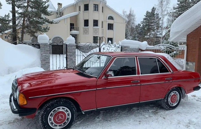 Mercedes-Benz W123 2.0 MT 1981 года выпуска продадут за 2,8 млн рублей | Источник: Avito