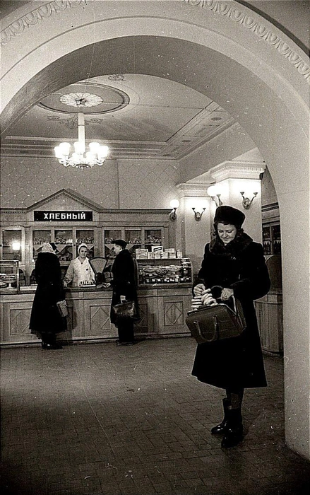 Кажется, для съемок внутри магазина фотограф привел свою модель | Источник: фотофонд Самарского областного государственного архива социально-политической истории