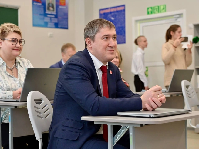 Губернатор Прикамья за партой Рябининской школы: фото сделано в апреле прошлого года, когда торжественно открыли новый корпус | Источник: Дмитрий Махонин / Telegram
