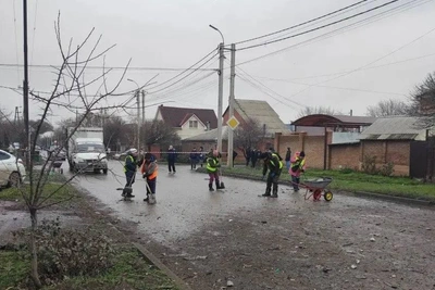 Обломки дронов взорвались в Таганроге, повреждены дома