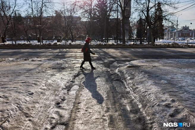 На улице Орджоникидзе машинам тоже будет непросто проехать по такому льду | Источник: Александр Ощепков / NGS.RU