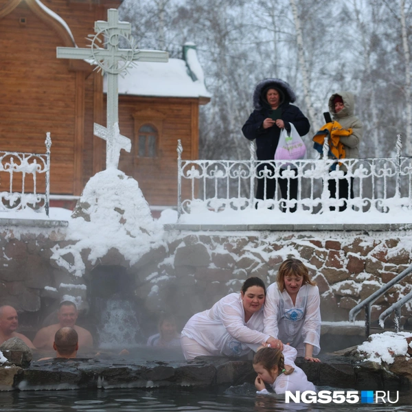 К купаниям приобщились взрослые и дети | Источник: Евгений Софийчук / NGS55.RU