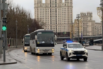Перекрытия набережных в Москве вызвали пробки из-за Кремлевской елки