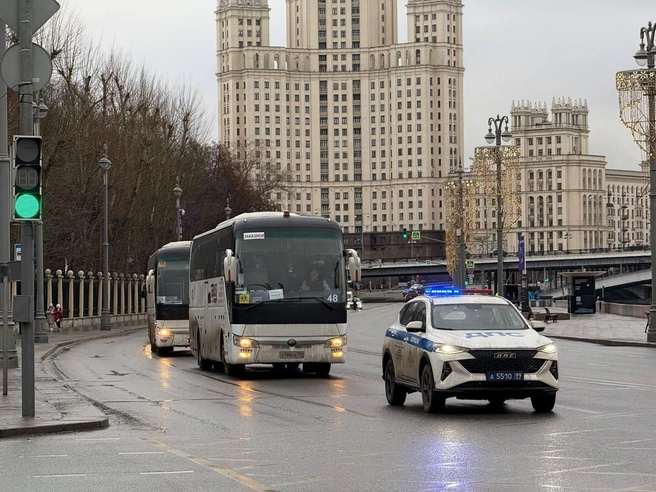 Автобусы везут детей из российских регионов | Источник: Артем Устюжанин / MSK1.RU