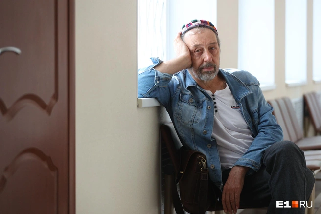 Еще одно фото из суда&nbsp;— здесь драматург выступал свидетелем в деле по обвинению артиста его театра Олега Ягодина в дискредитации ВС РФ | Источник: Владислав Лоншаков / E1.RU