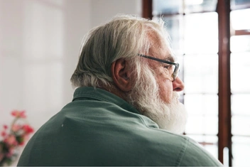 «Им просто нужно больше времени»: как проявляется аутизм у пожилых людей и почему его редко диагностируют