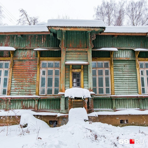 Несмотря на симпатичный внешний вид, избушку придется снести | Источник: Тимофей Калмаков