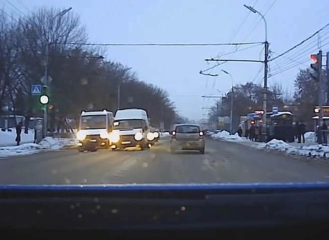 В Рязани маршрутка сбила перебегавшую дорогу девушку (видео) | ya62.ru