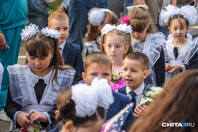 Дети не хотят прощаться со своей школой | Источник: Олег Федоров / CHITA.RU