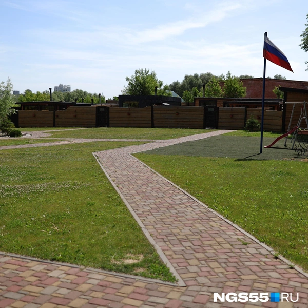 Детская площадка рядом с флагом | Источник: Евгений Софийчук / NGS55.RU