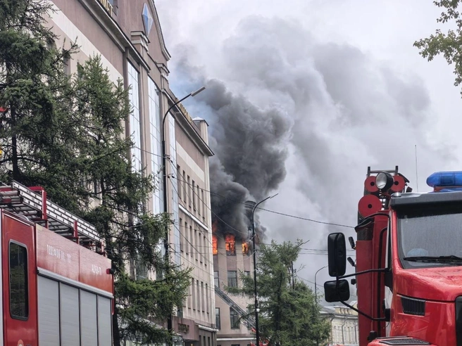 Около 12:10 в куполе послышался хлопок, и пожар разгорелся сильнее | Источник: Алёна Кашпарова / «ИрСити»