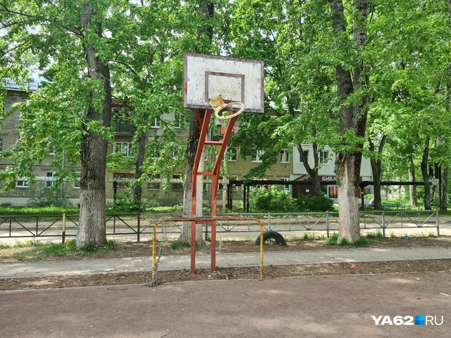 Баскетбольное кольцо, висящее на стойке, готово упасть кому-нибудь на голову | Источник: Светлана Коновалова / YA62.RU