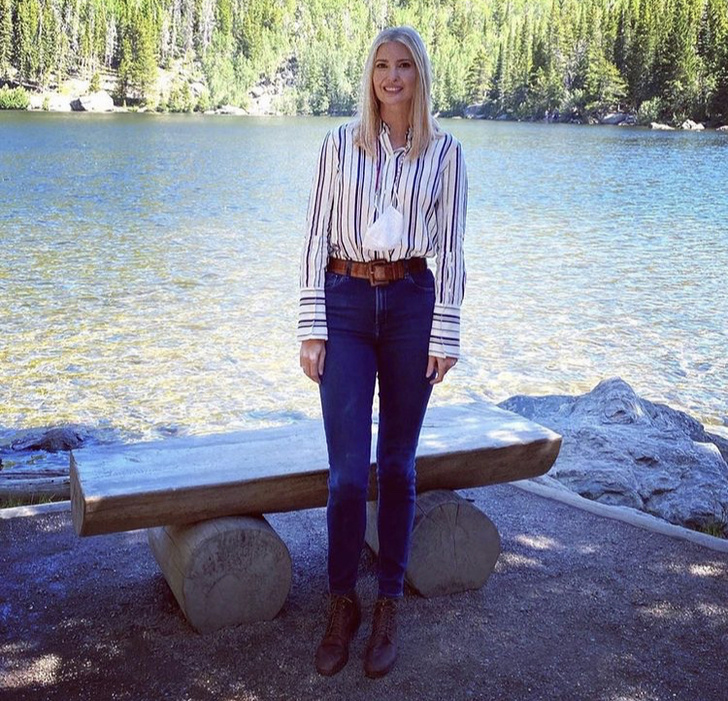 Узкие джинсы + рубашка в полоску: Иванка Трамп в национальном парке Роки-Маунтин