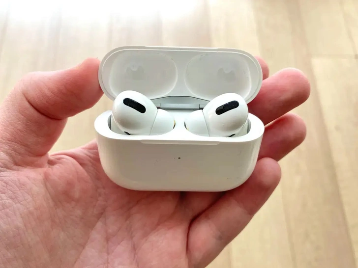 MAXIM тестирует наушники Airpods Pro