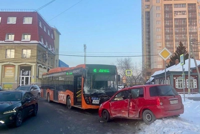 Bus crash in Omsk leaves Toyota with dented side and broken windshield