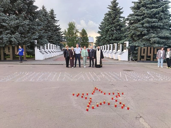 Фото с акции «Свеча памяти» в р.п. Сосновка | Источник: 68.xn--b1aew.xn--p1ai