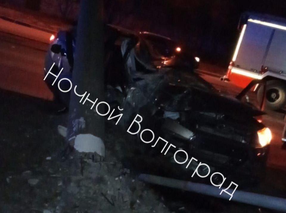 В Волгограде легковой автомобиль срубил столб, сообщается о нескольких пострадавших