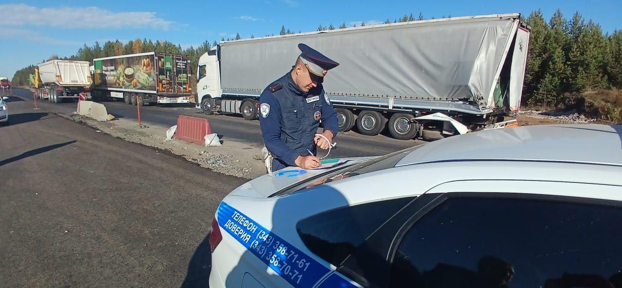 Два грузовика столкнулись на Пермском тракте. Водители встали в пробку