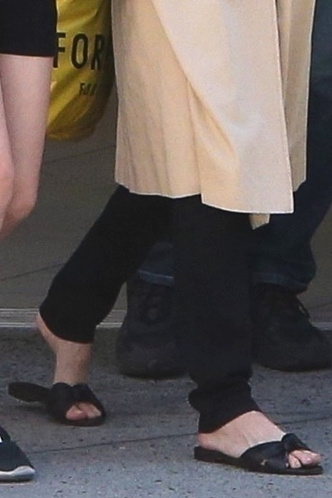 Джоли надела сандалии, в которых невозможно и шагу ступить