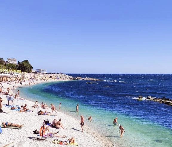 В южнобережном поселке Симеиз, что по соседству с Форосом, бархатный сезон в полном разгаре | Источник: Александра Сотникова / MSK1.RU