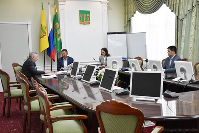 Олег Денисов обсудил с бизнесменом развитие городской инфраструктуры