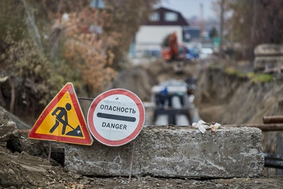 Авария на трубопроводе в Новосибирске оставила дома без тепла