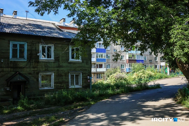 Еще в советские годы рядом с деревянными домами горсетей построили пятиэтажку для переселенцев после наводнения на Иркуте | Источник: Ксения Филимонова / «ИрСити»