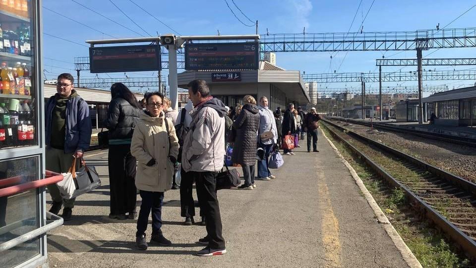 На ж/д вокзале Екатеринбурга снова коллапс. Задерживаются и электрички, и поезда дальнего следования