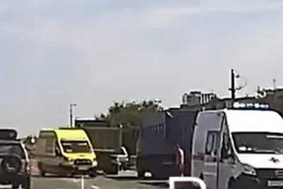 Lada влетела в самосвал на Третьей Продольной в Волгограде