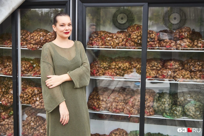 После детокса улиток хранят в холодильнике — там они засыпают и могут так лежать довольно долго (в живой природе они ведут себя так же — могут дрыхнуть до трех лет!) | Источник: Роман Данилкин / 63.RU