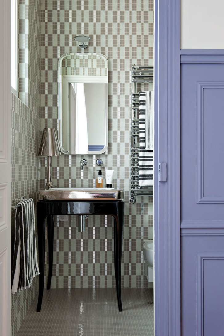 Ванная комната отделана стек-лянной мозаикой Alternance Grise, дизайн Андре Путман для Bisazza.