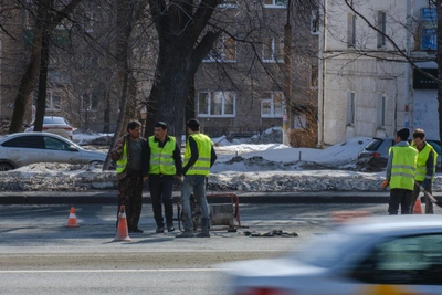 Весна обнажила ямы на проспекте Октября в Уфе: их не сосчитать